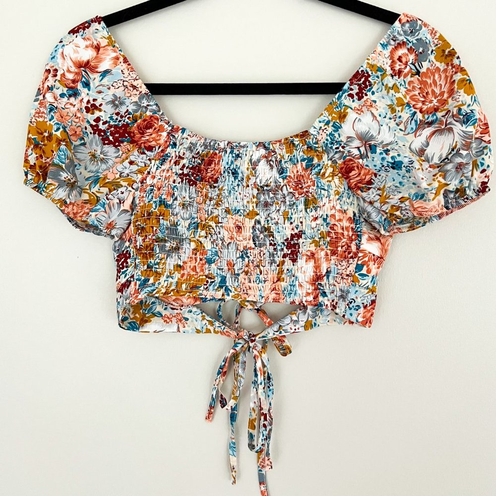 🌸3/$15 🌸 Shein | Cut Out Tie Front Floral Crop Top - Picture 7 of 8